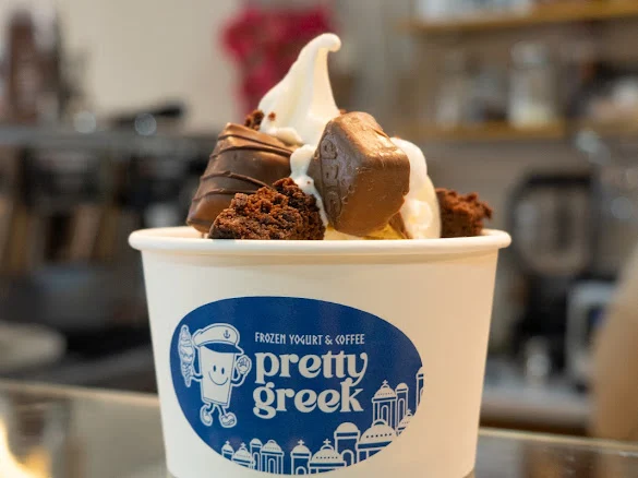 Frozen yogurt griego con Kinder Bueno y trozos de brownie